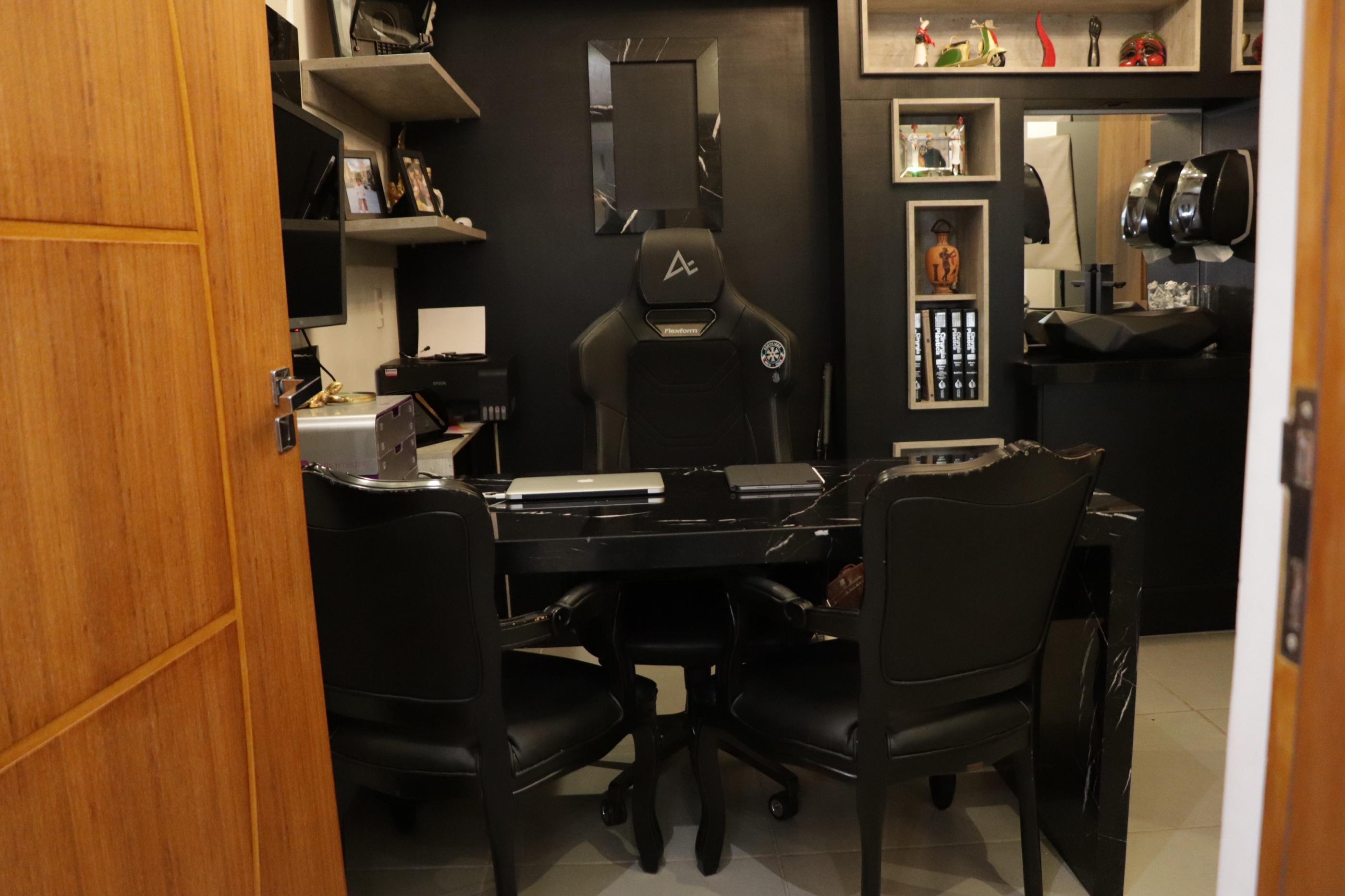 Consultório escuro da Clínica Alteani